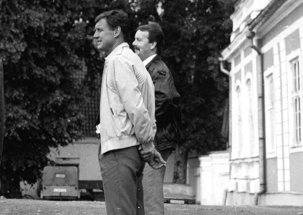 Kroonimetsade valimise ajal koordineeris panga poolt tegevust seal nõunikuna töötanud metsanduse taustaga Tõnis Mäerand (esiplaanil valges). Tõnis Mäerand